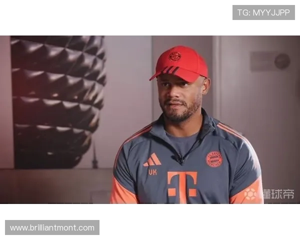 穆西亚拉拜仁训练场现身 与孔帕尼展开深入交流讨论